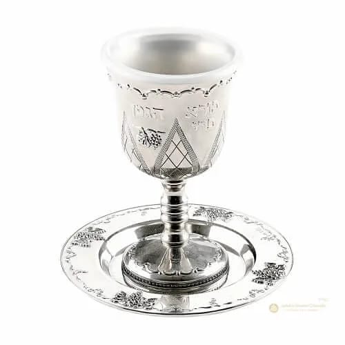 Copa de Kidush Niquelada Diseño Floral – 13 cm - Judaica Breslov Colombia