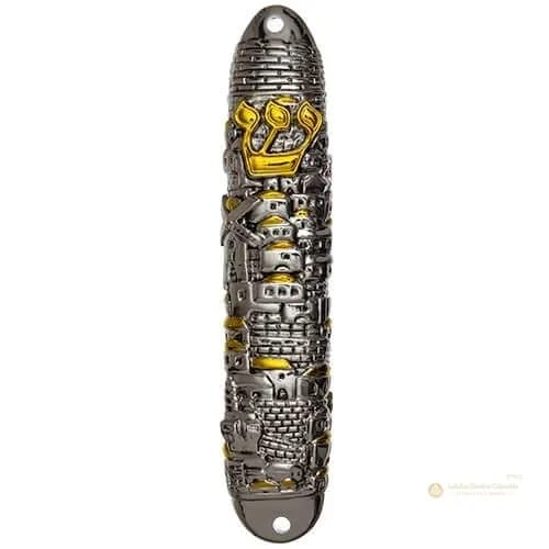 Caja de Mezuzá Metálica Plateada y Dorada “Jerusalén” – 12 cm - Judaica Breslov Colombia