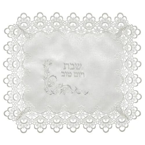 Cubre Jalot Blanco con Encaje y Rama Bordada “Shabat VeYom Tov” - Judaica Breslov Colombia