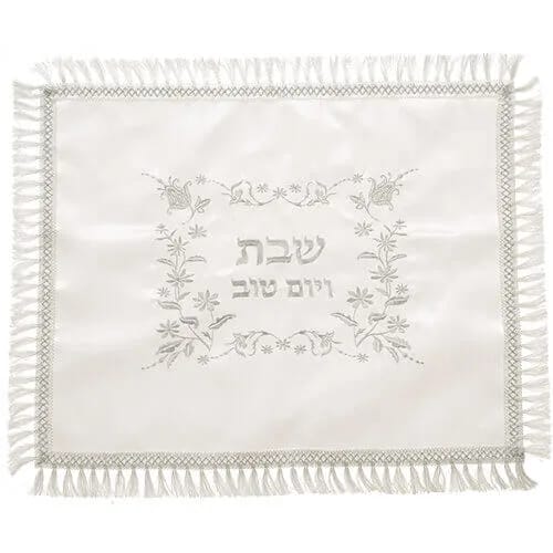 Cubre Jalot de Satín Blanco con Flecos “Shabat VeYom Tov” - Judaica Breslov Colombia