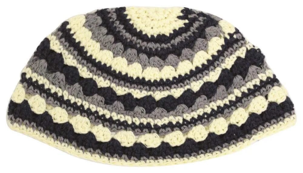Kipá Tejida Beige con Bordes Gris y Azul – 21 cm - Judaica Breslov Colombia