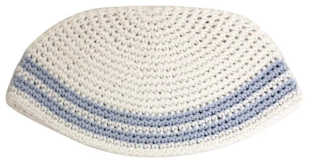 Kipá Tejida Blanca con Bordes Azul Claro – 21 cm - Judaica Breslov Colombia