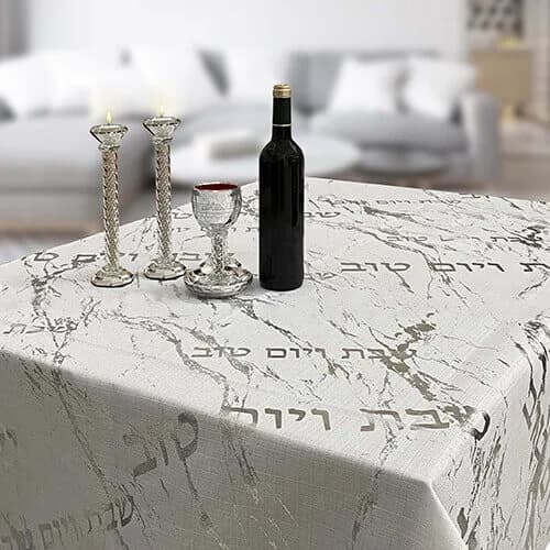Mantel “Shabat VeYom Tov” Efecto Mármol Plateado – 140 x 220 cm - Comprar en Bogotá