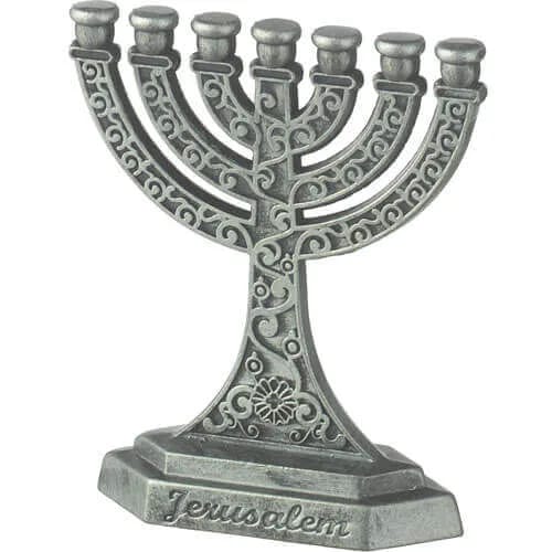 Menorá Decorativa de 7 Brazos “Jerusalén” en Peltre – 6 cm - Judaica Breslov Colombia