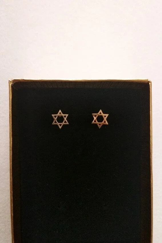 Aretes Maguen David Pequeños en Acero Inoxidable Dorado - Judaica Breslov Colombia