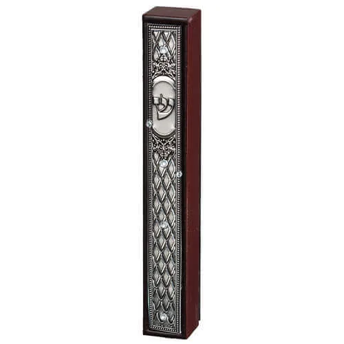 Caja de Mezuzá de Madera con Placa de Rombos – 12 cm - Caja de Mezuzá de Madera con Placa de Rombos – 12 cm - Judaica Breslov Colombia