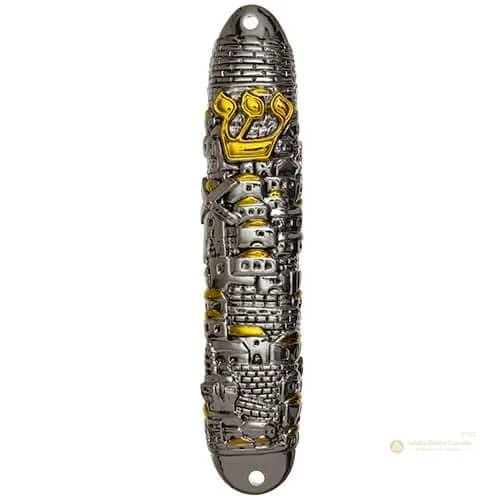 Caja de Mezuzá Metálica Plateada y Dorada “Jerusalén” – 12 cm - Judaica Breslov Colombia