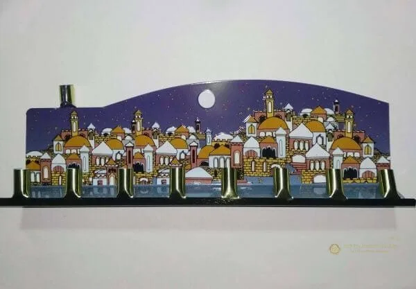 Janukiá de Hojalata con Velas – 25 cm - Judaica Breslov Colombia