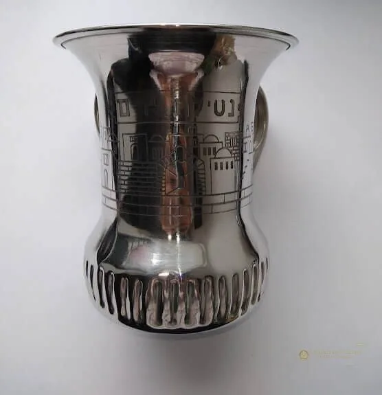 Jarra de Netilat Yadaim Plateada “Jerusalén” - Judaica Breslov Colombia
