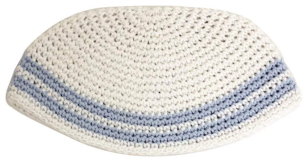 Kipá Tejida Blanca con Bordes Azul Claro – 21 cm - Kipá Tejida Blanca con Bordes Azul Claro – 21 cm - Judaica Breslov Colombia