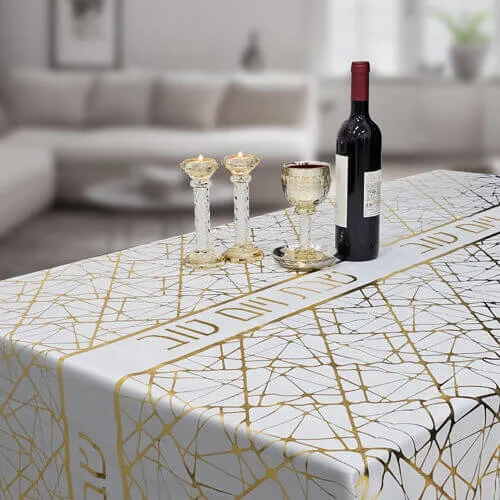 Mantel “Shabat VeYom Tov” Blanco con Líneas Doradas – 140 x 220 cm - Mantel “Shabat VeYom Tov” Blanco con Líneas Doradas – 140 x 220 cm - Judaica Breslov Colombia