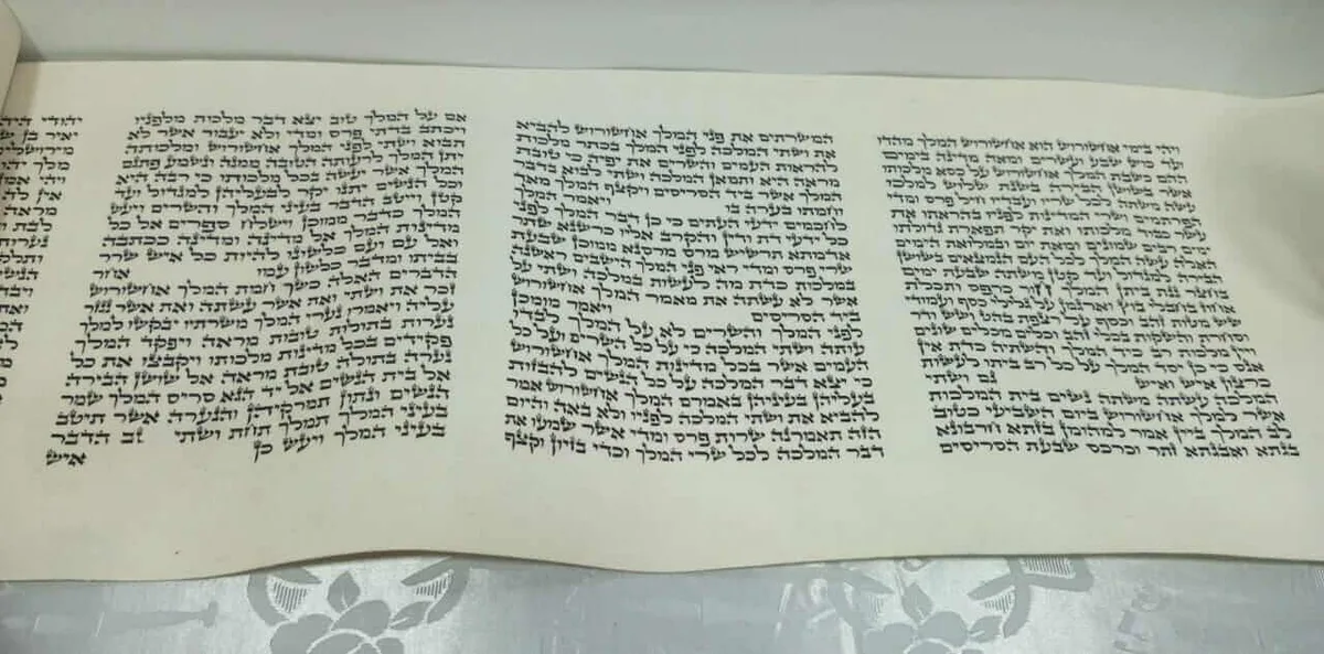 Meguilat Ester sobre Klaf Kosher – Ktav Beit Yosef, Escrita a Mano - Meguilat Ester sobre Klaf Kosher – Ktav Beit Yosef