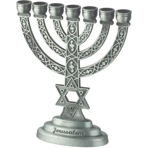 Menorá Decorativa de 7 Brazos con Maguen David Plateada – 10 cm - Menorá Decorativa de 7 Brazos con Maguen David Plateada – 10 cm - Judaica Breslov Colombia