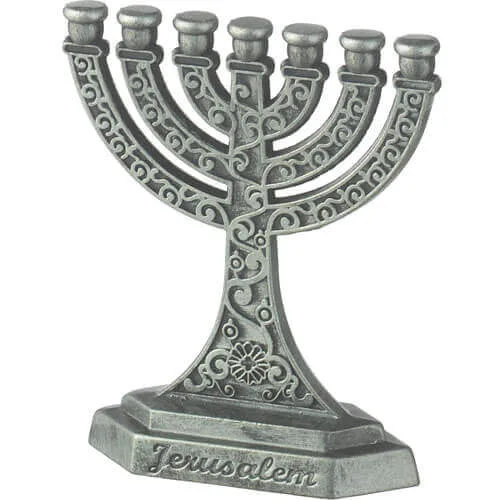 Menorá Decorativa de 7 Brazos “Jerusalén” en Peltre – 6 cm - Menorá Decorativa de 7 Brazos “Jerusalén” en Peltre – 6 cm - Judaica Breslov Colombia