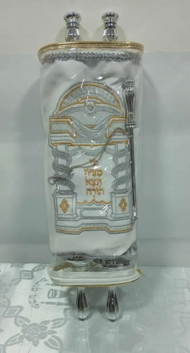 Séfer Torá Ashkenazí Impreso Decorativo con Mantel - Séfer Torá Ashkenazí Impreso Decorativo con Mantel - Judaica Breslov Colombia