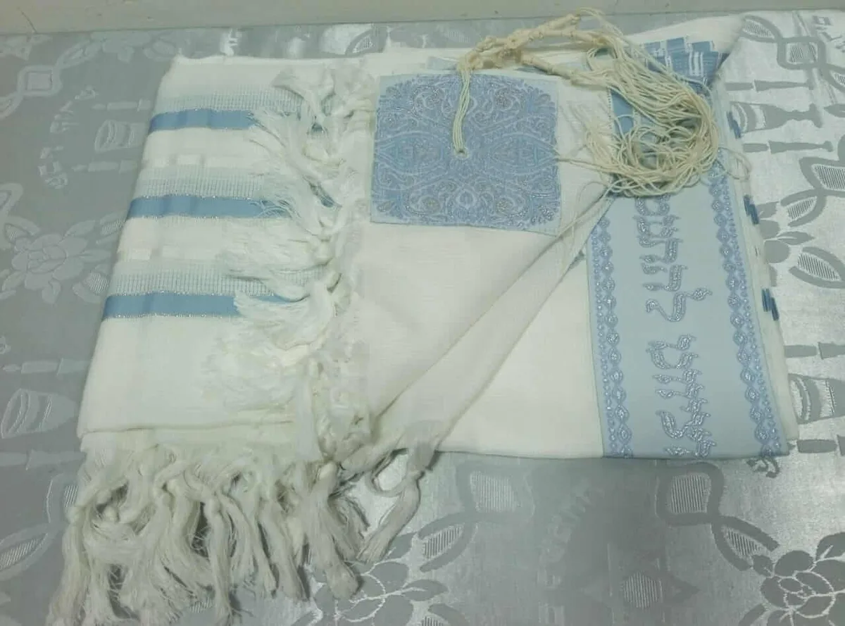 Talit Gadol Acrílico Antideslizante Talla 60 – Rayas Azul Claro - Talit Gadol Acrílico Antideslizante Talla 60 – Rayas Azul Claro - Judaica Breslov Colombia